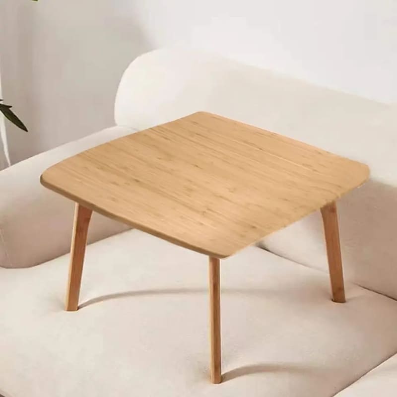 四角いタータミテーブルの竹の家具の床に低いティーテーブルが座っています